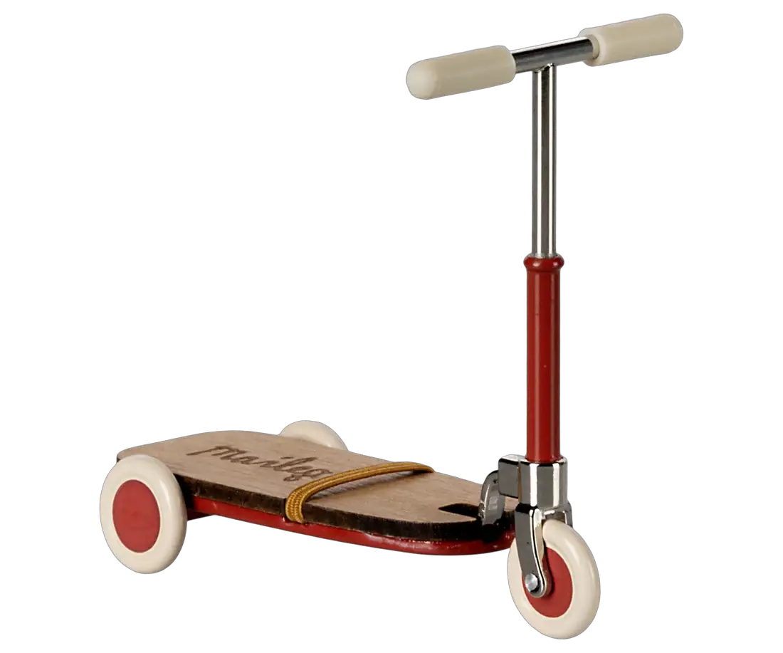Maileg trottinette rouge en bois pour maison de poupée, roues blanches et guidon métallique