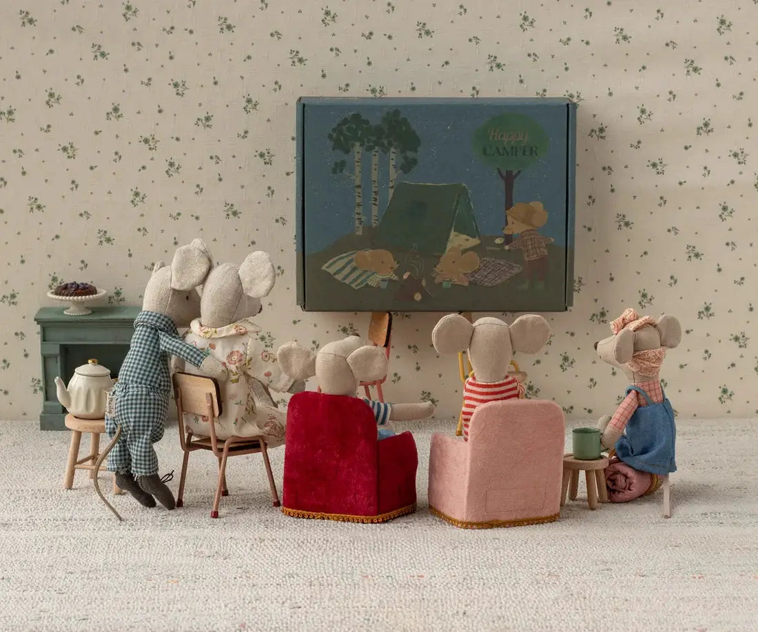 Maileg fauteuil pliant rouge pour maison de poupées, Citron Grenadine, scène miniature avec souris et mobilier.