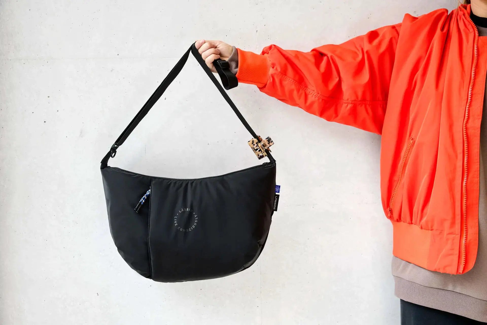 LÄSSIG lunua diaper bag in black with adjustable shoulder strap