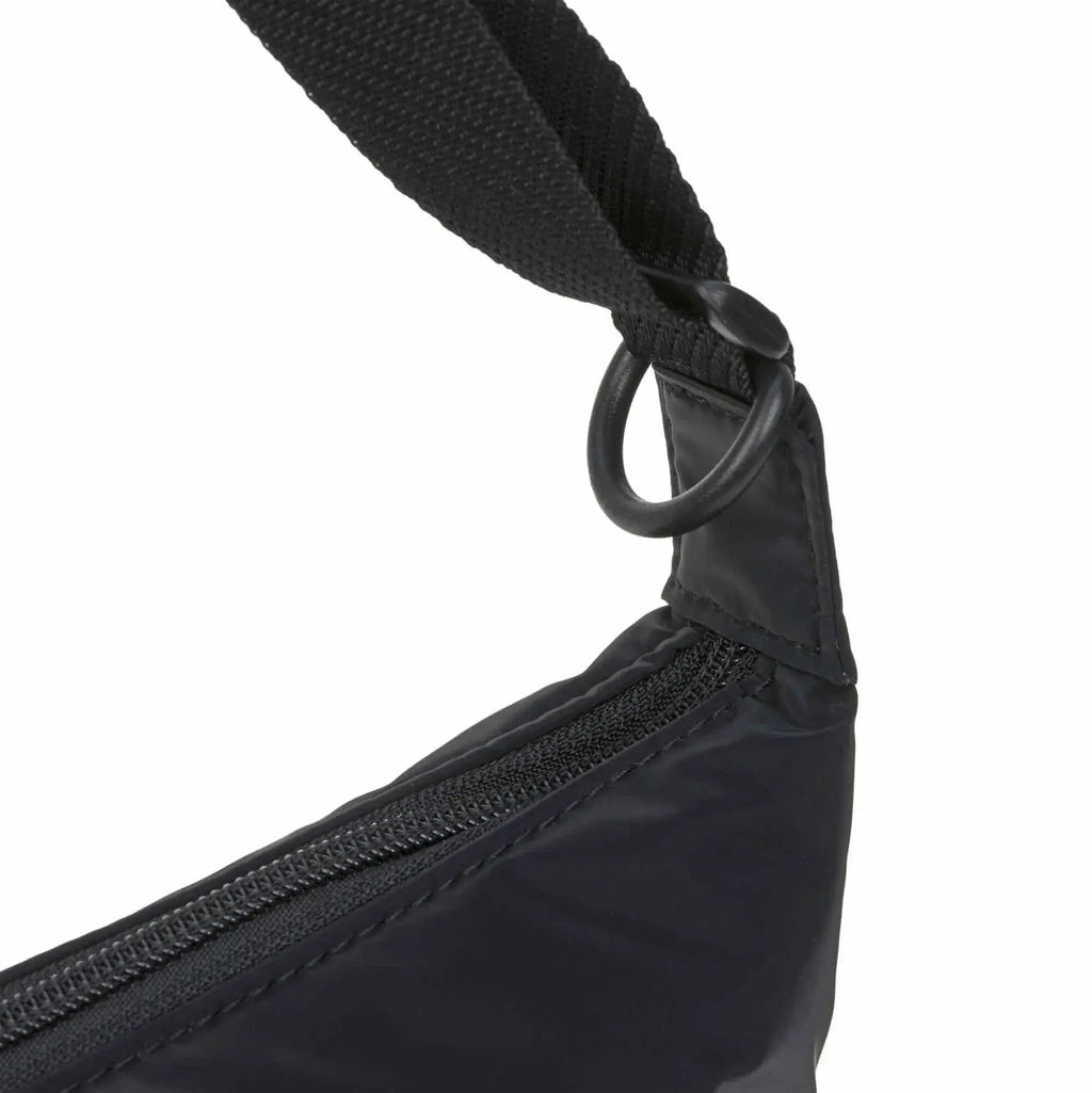 LÄSSIG Lunua sac à langer noir; close-up of strap and zipper hardware