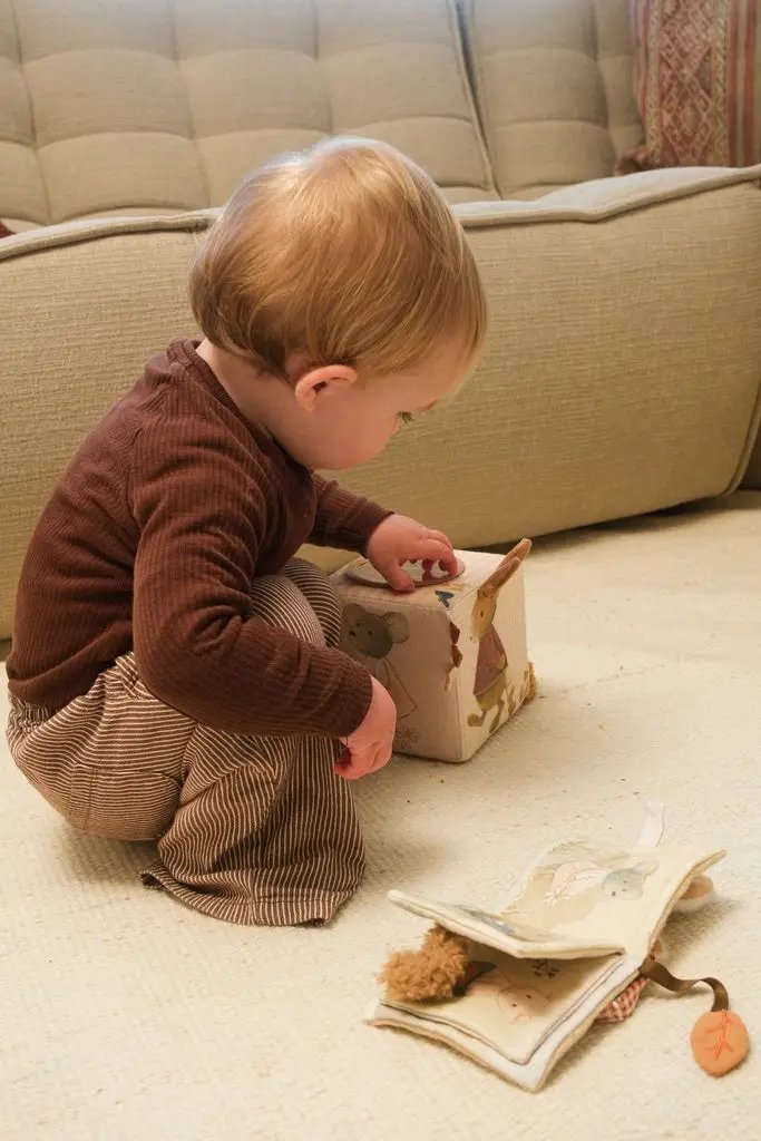 Cube d’activités pour bébé EGMONT TOYS, beige avec motifs d’animaux; livre en tissu posé à côté