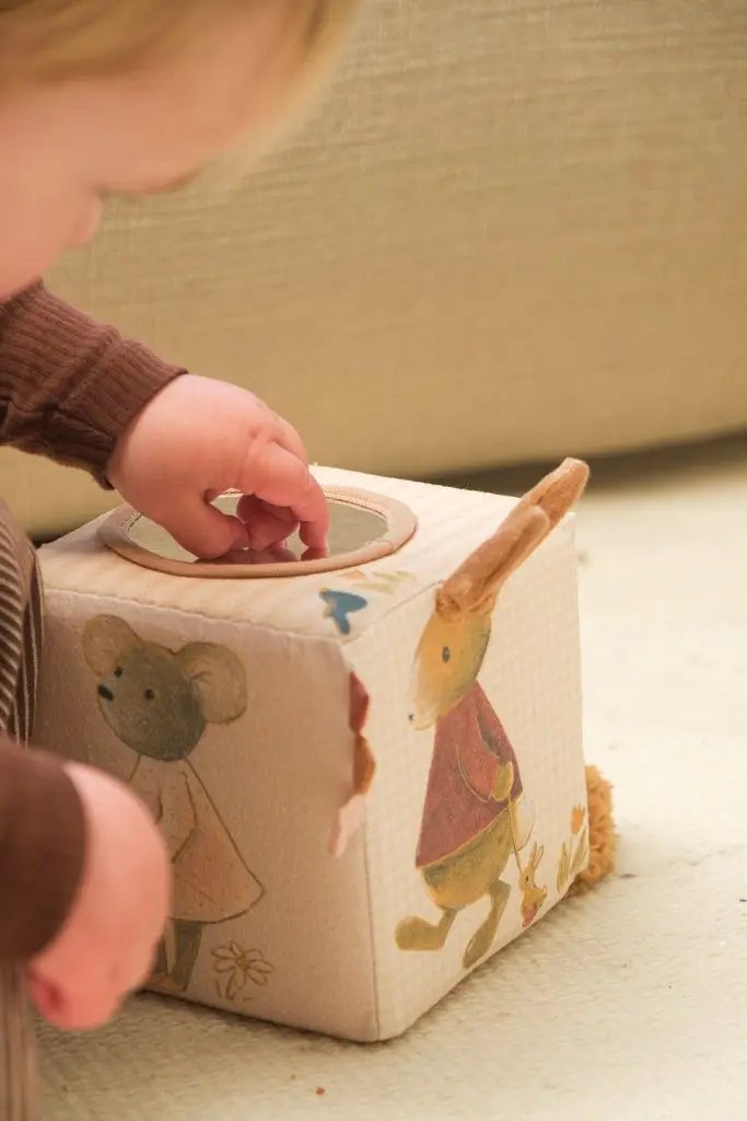 Cube d'activités en tissu EGMONT TOYS par Citron Grenadine; jouet d'éveil pour bébé avec miroir