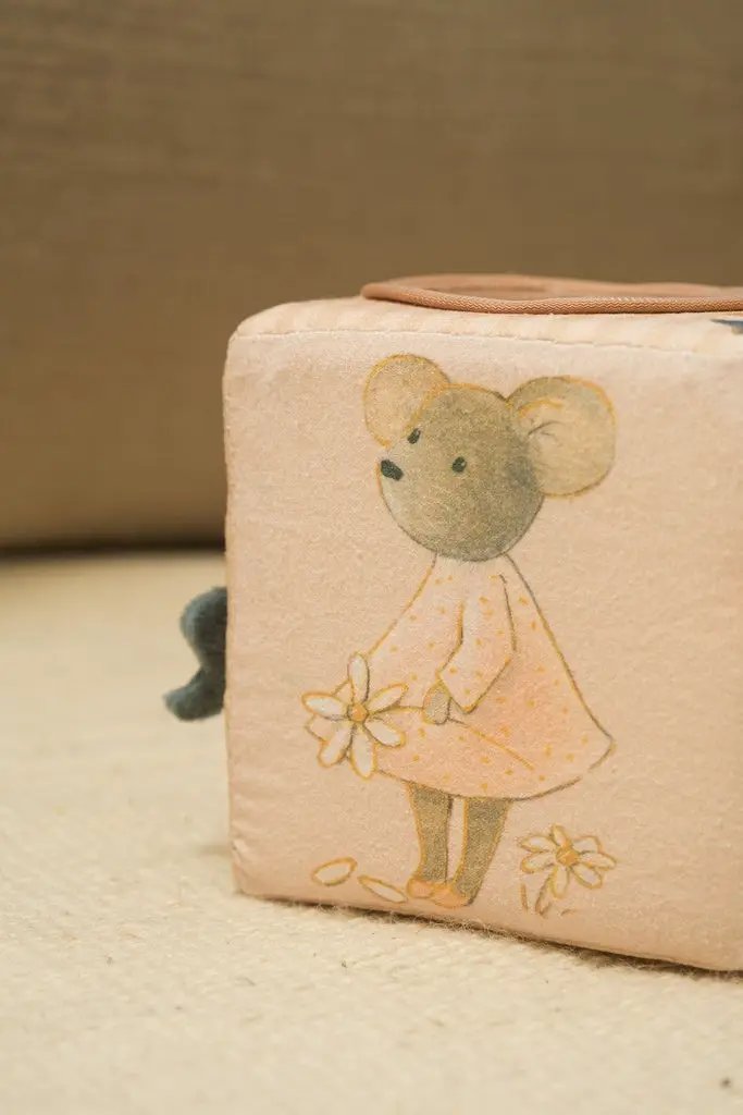 Cube d'activités Egmont Toys en tissu rose avec souris illustrée, pour bébé, Citron Grenadine.