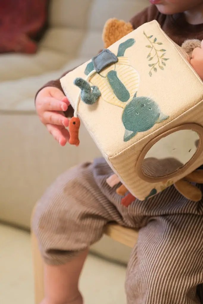 Egmont Toys cube d'activités en tissu beige avec miroir et peluches suspendues, bébé 0m+