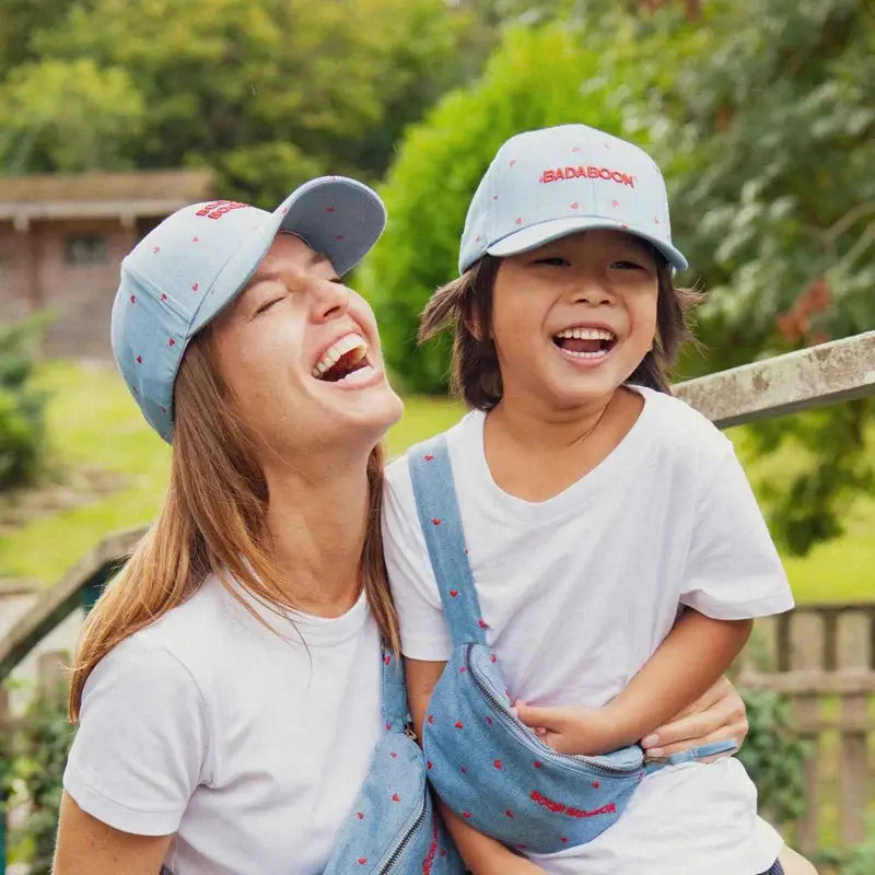 CHAMAYE denim baseball cap Badaboom, light blue with red accents, worn by two people