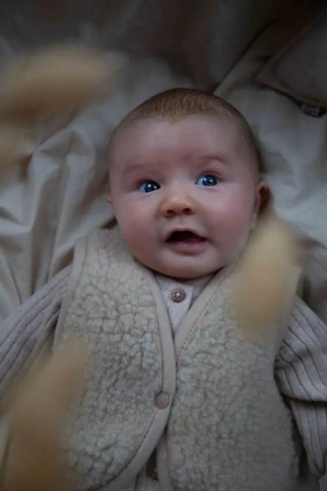 Gilet bébé Lulu en laine tan avec bouton sur le devant
