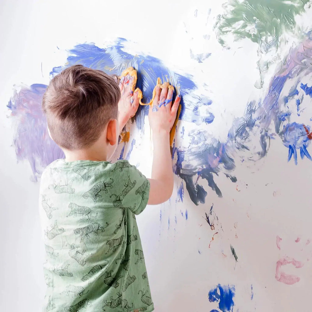 NEOGRÜN vegan finger paint set aki, child finger-painting blue and yellow on wall