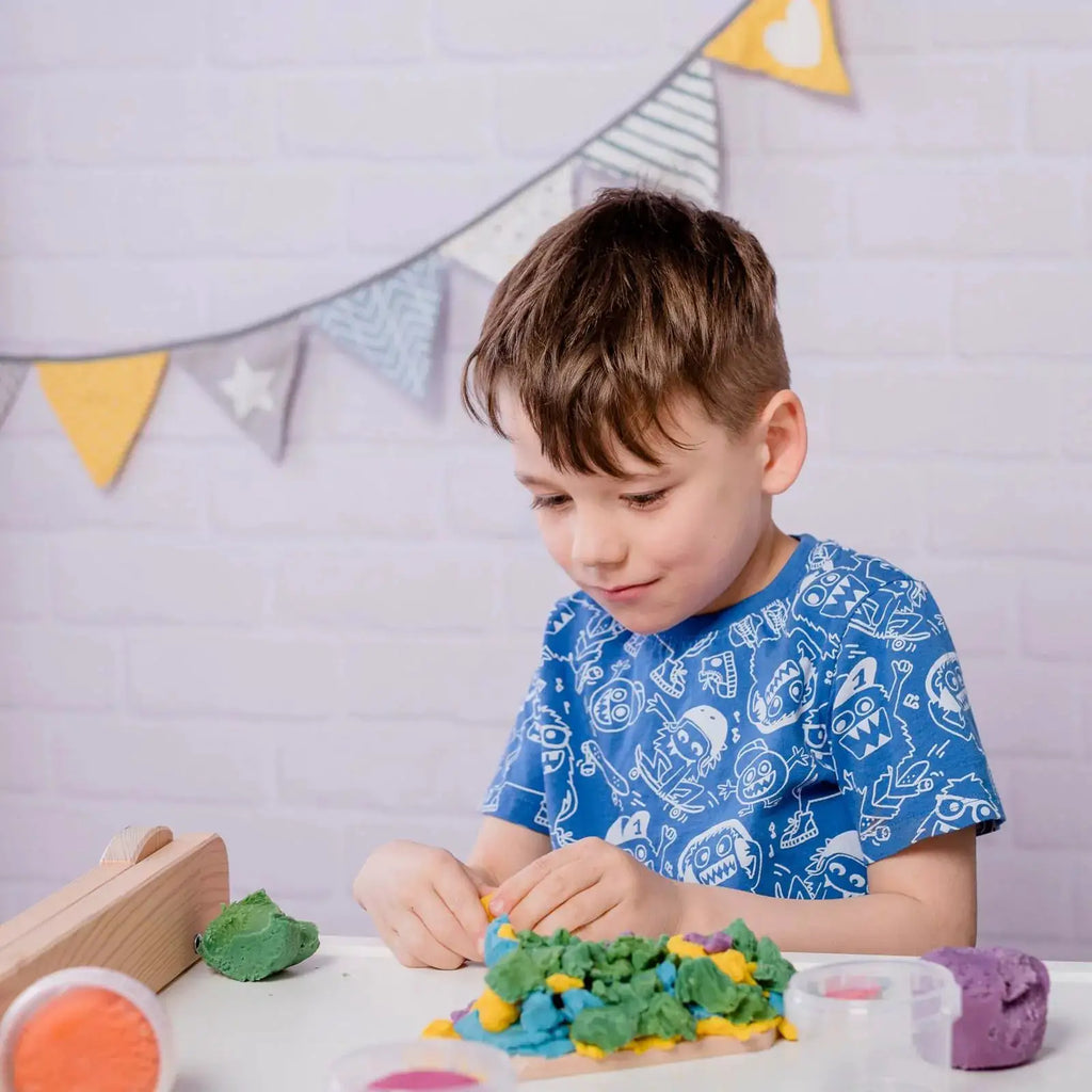 Pâte à modeler végane bio multicolore pour enfants; enfant façonnant des formes