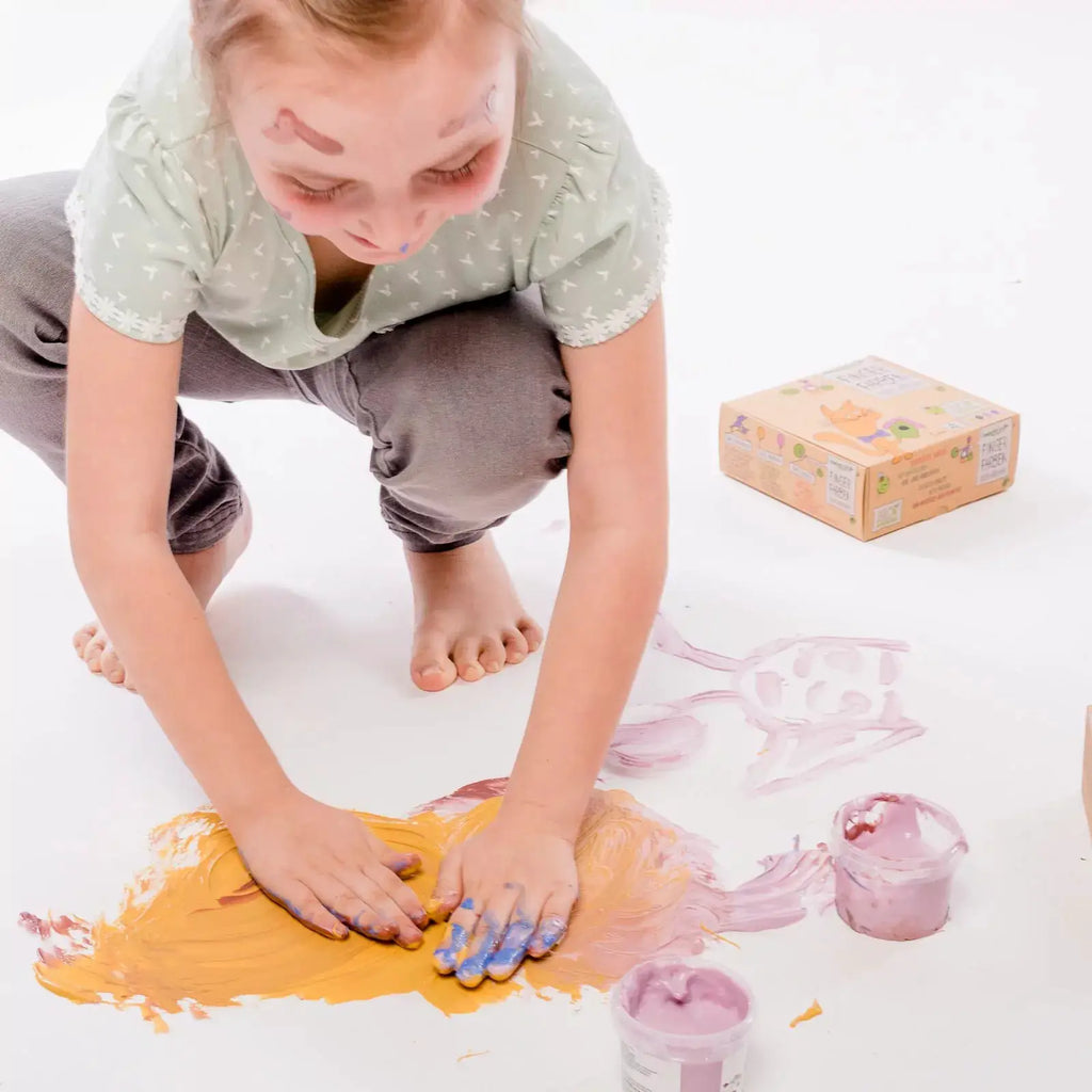 NEOGRÜN finger paint set luka by Citron Grenadine; child painting with orange and purple paints.