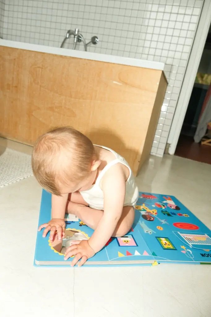 Livre géant des tout-petits MARCEL ET JOACHIM, livre musical Citron Grenadine, bébé sur tapis bleu