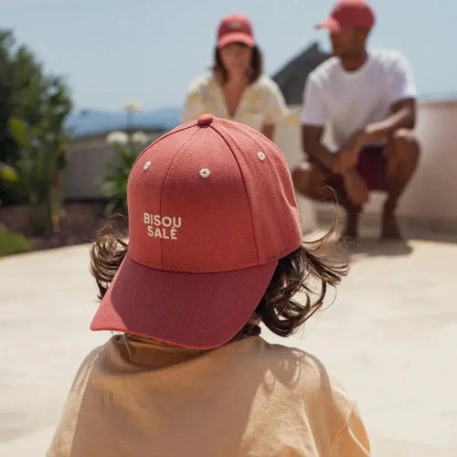 CHAMAYE casquette terracotta BISOU SALÉ baseball cap worn by a child