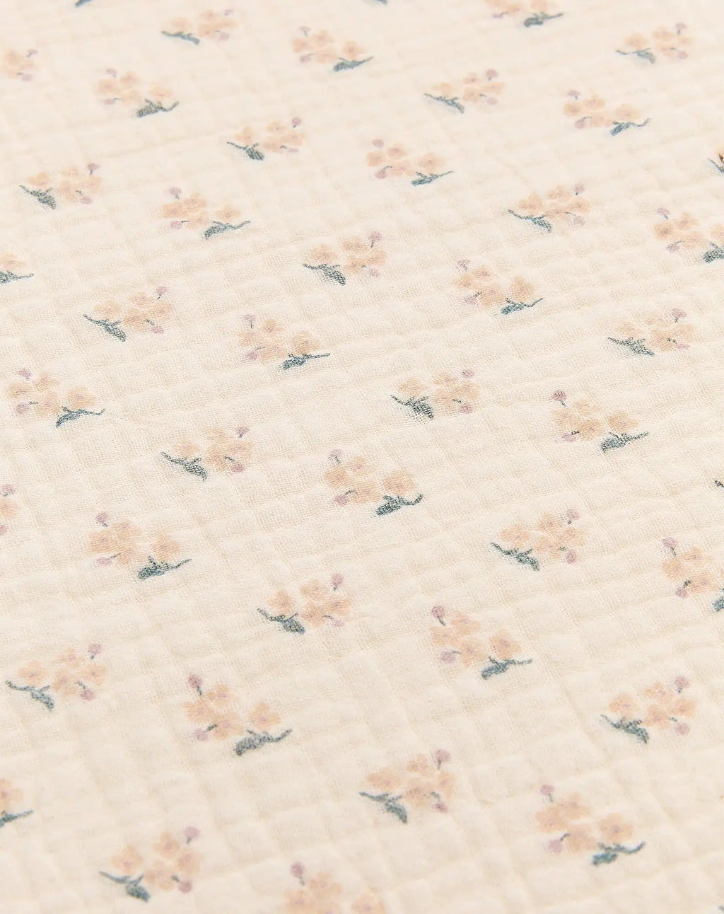 Coussin de maternité NOBODINOZ Wabi Sabi Darling sur tissu beige à petits motifs floraux roses