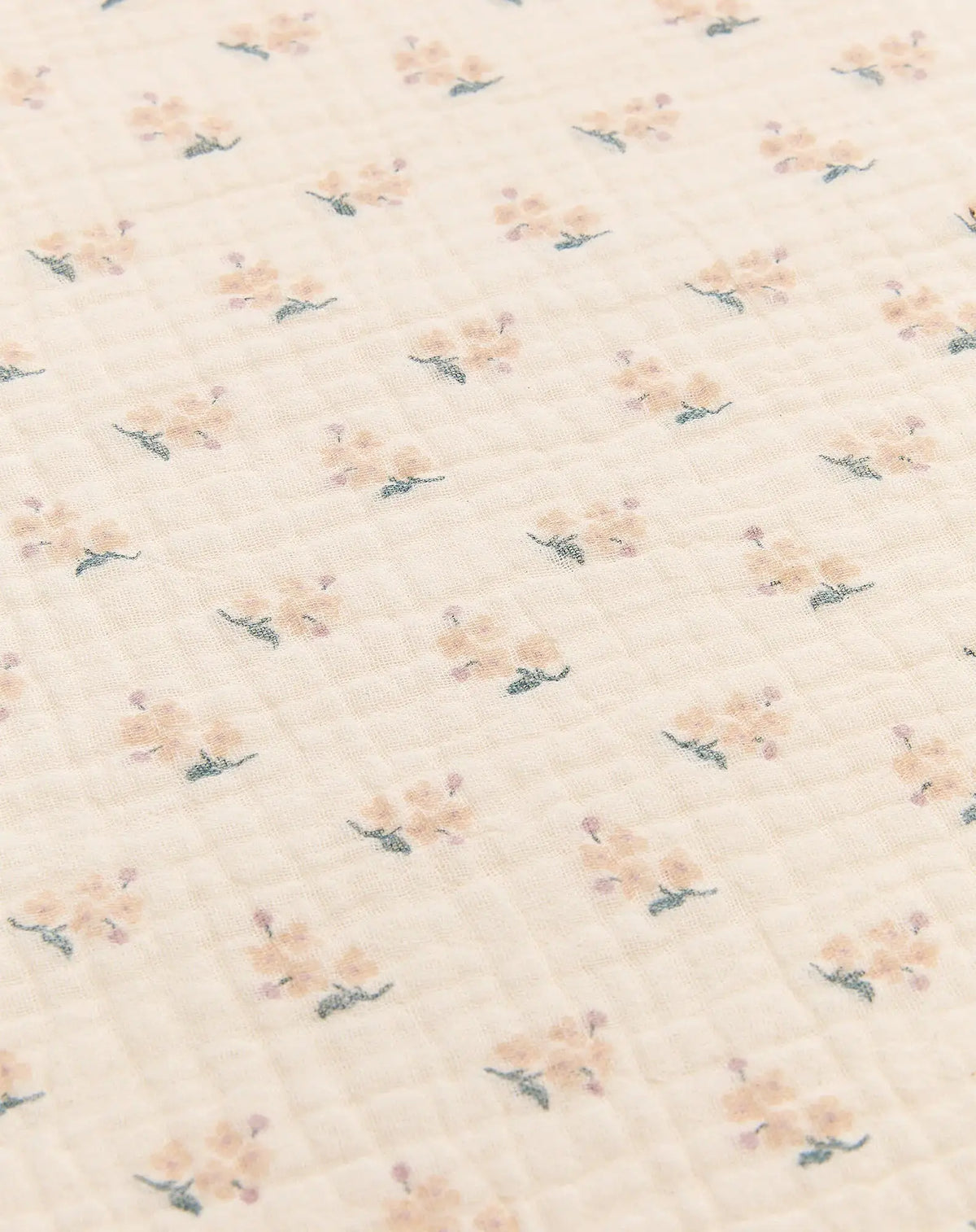 Coussin de maternité NOBODINOZ Wabi Sabi Darling sur tissu beige à petits motifs floraux roses