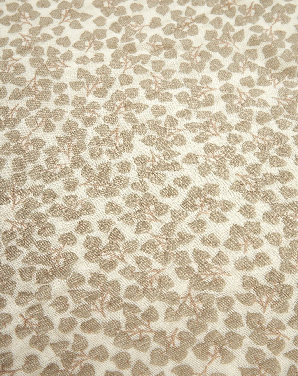 Coussin de maternité Nobodinoz Wabi Sabi, tissu beige à motif feuilles sur fond crème