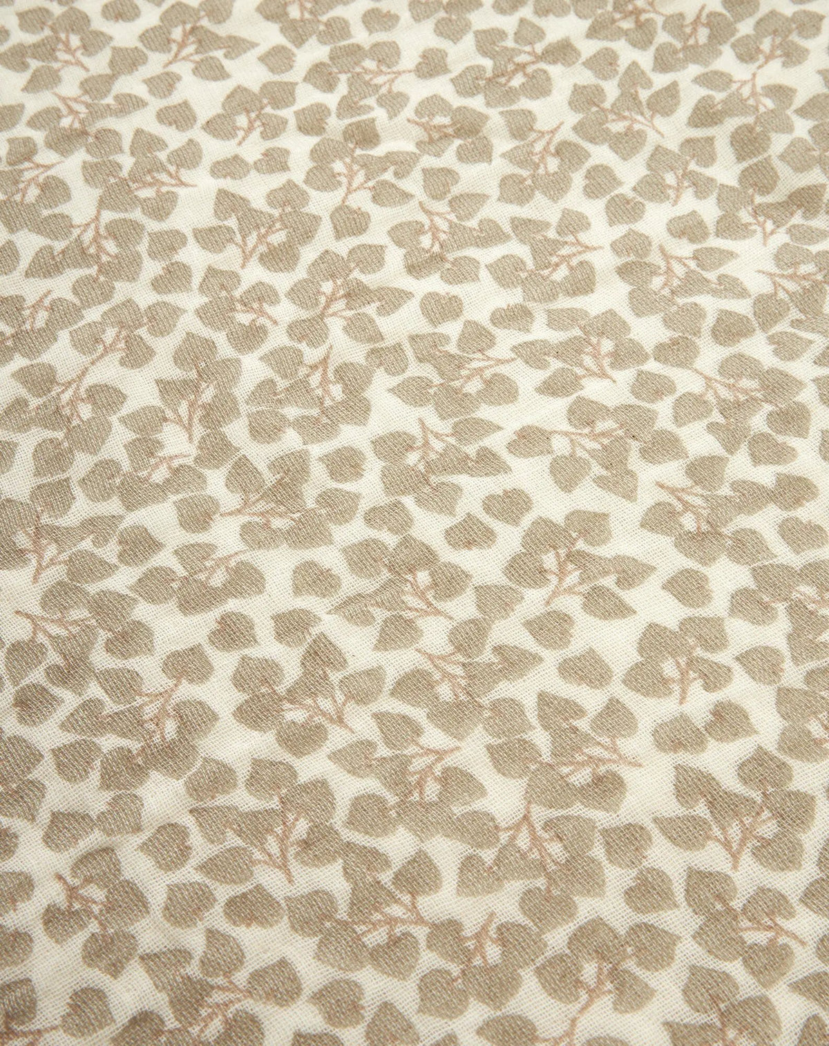 Coussin de maternité Nobodinoz Wabi Sabi, tissu beige à motif feuilles sur fond crème