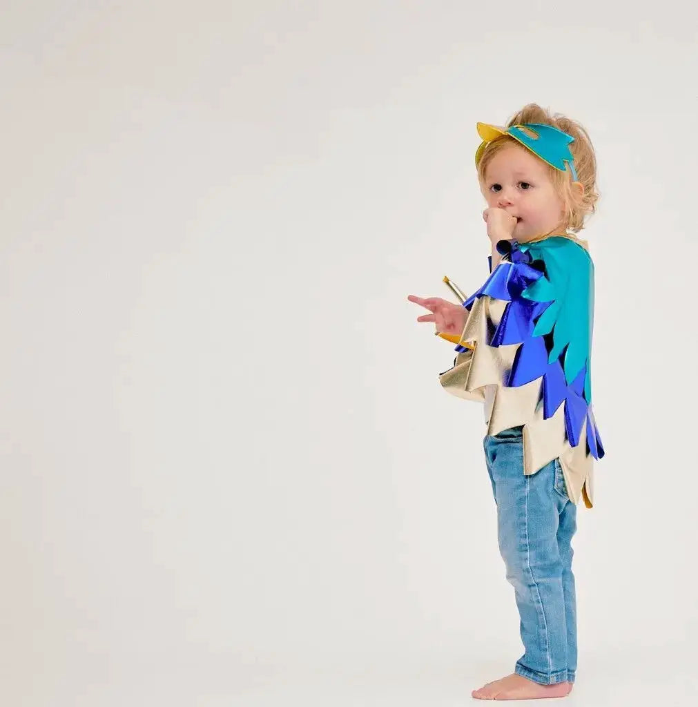 RATATAM kit oiseau de paradis costume; cape turquoise et bleu avec écailles dorées, enfant en jeans.
