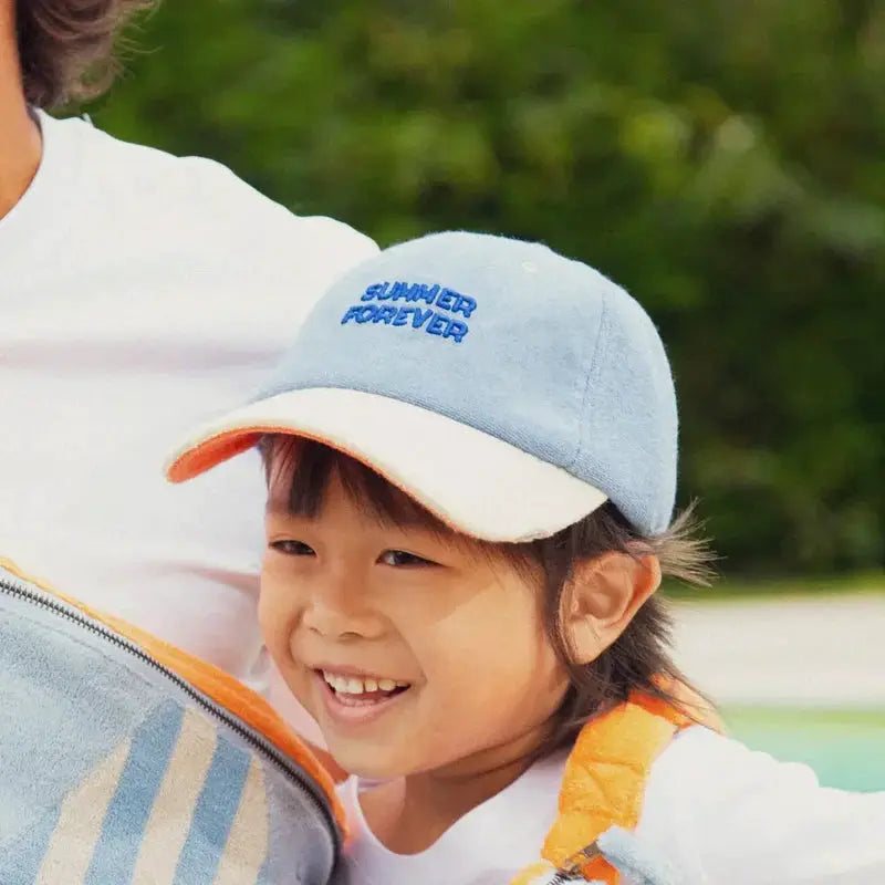 CHAMAYE casquette éponge Summer Forever bleu, baseball cap à bord crème portée par un enfant