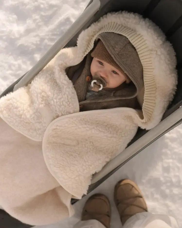 ALWERO nid d'ange en laine beige pour bébé dans poussette, bébé avec tétine