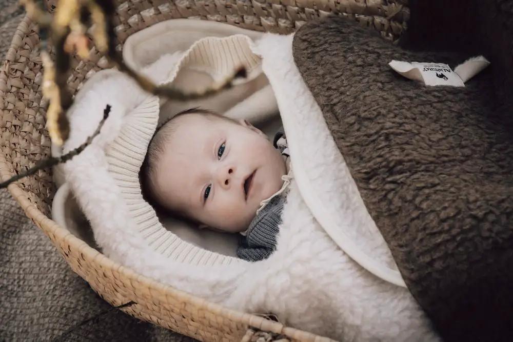 ALWERO nid d'ange en laine beige by Citron Grenadine, baby nest in a woven basket.