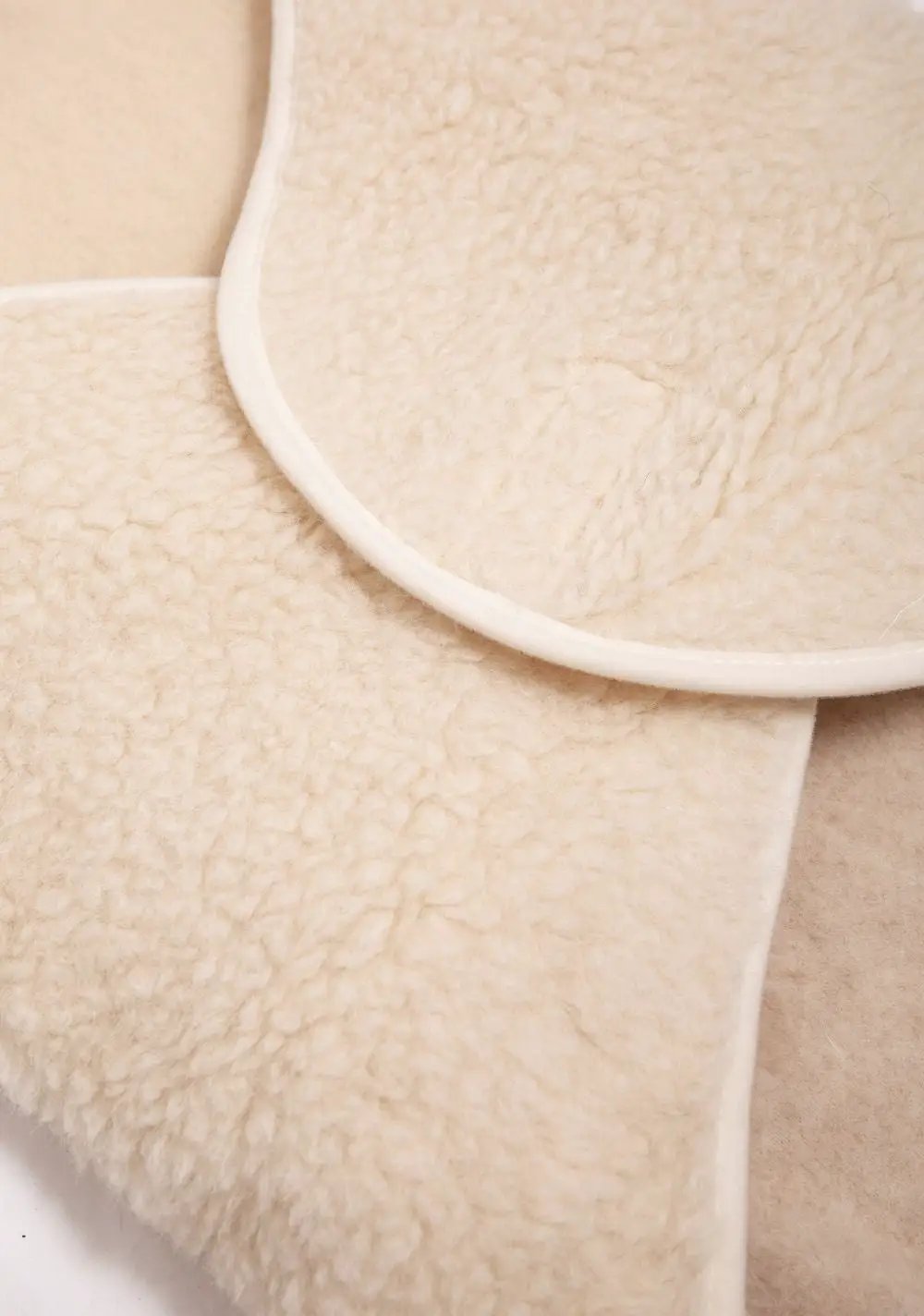 Nid d'ange en laine beige ALWERO, texture sherpa pour bébé