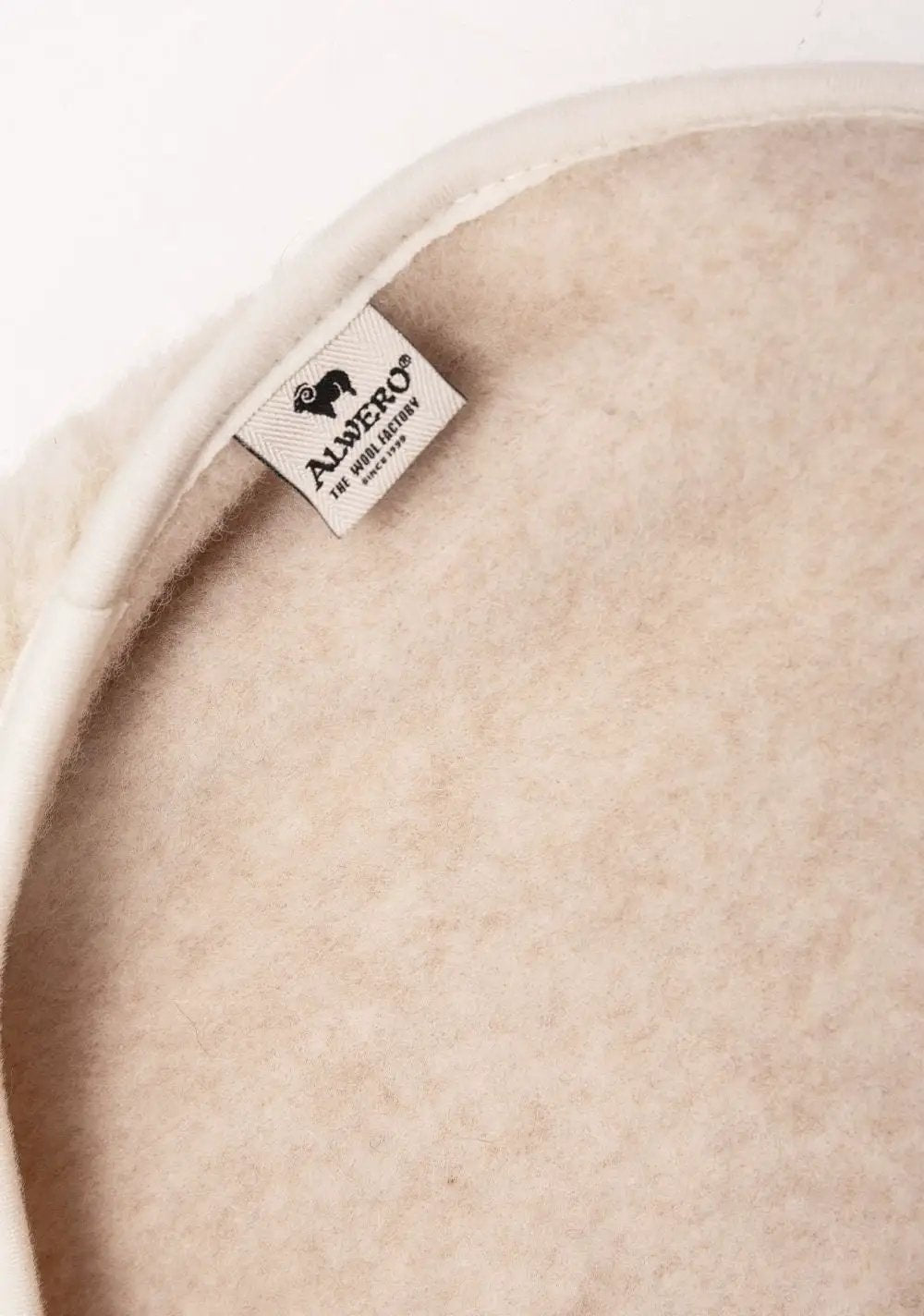Nid d'ange en laine beige par ALWERO, intérieur doux, label visible