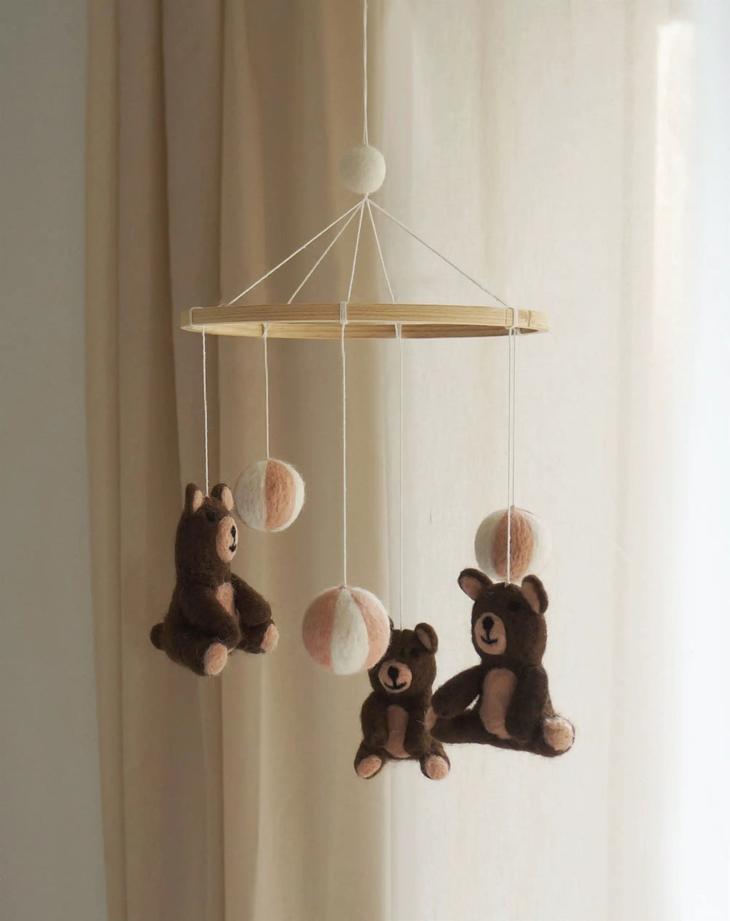 GAMCHA teddy bear crib mobile with four brown bears and pink-white felt balls on a wooden ring