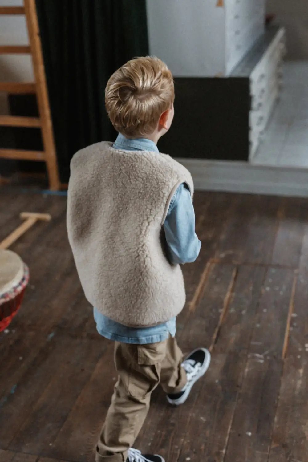 ALWERO gilet en laine Tyb sand brown; enfant portant veste sans manches beige sherpa sur chemise bleu clair