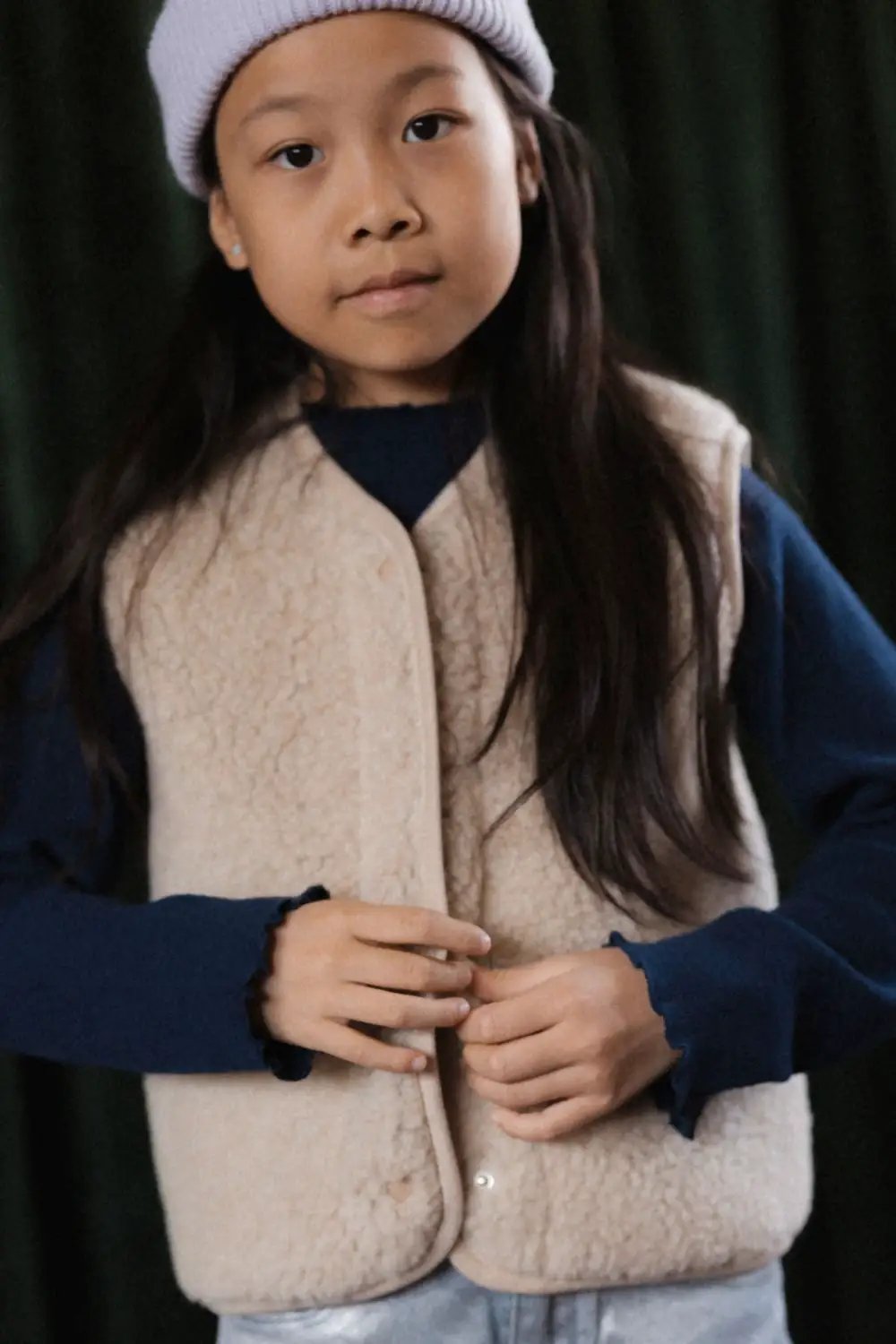 Gilet ALWERO Tyb en laine sand brown, sans manches, porté par une jeune fille