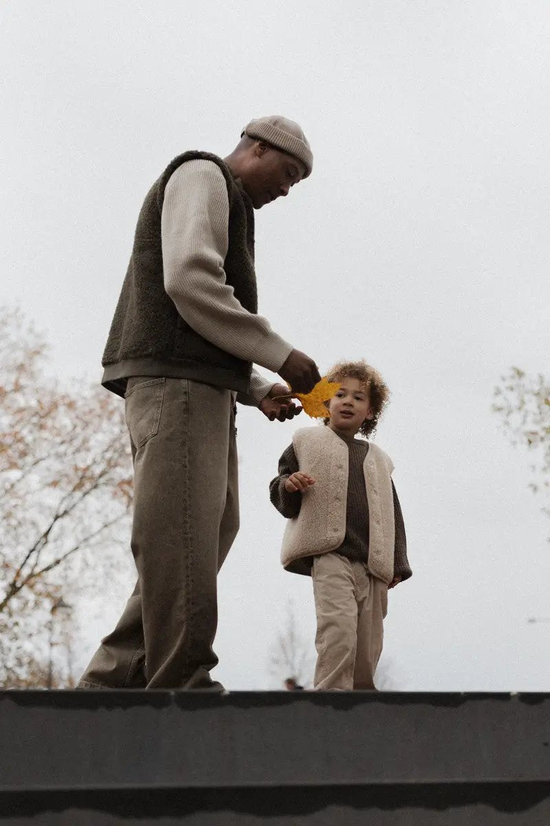 ALWERO gilet en laine Tyb sand brown, 2 gilets sans manches portés par un homme et un enfant, Citron Grenadine