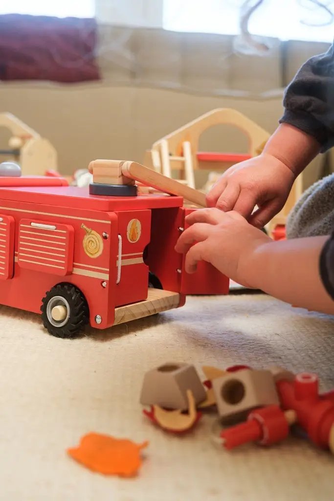 Camion de pompiers en bois rouge, Citron Grenadine, jouet 18m+, avec pièces détachées autour