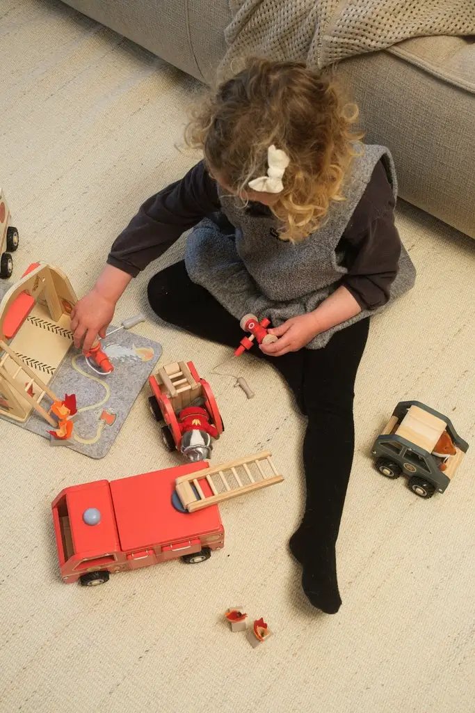 Camion de pompiers en bois pour enfants 18m+, véhicule rouge avec échelle et autres jouets