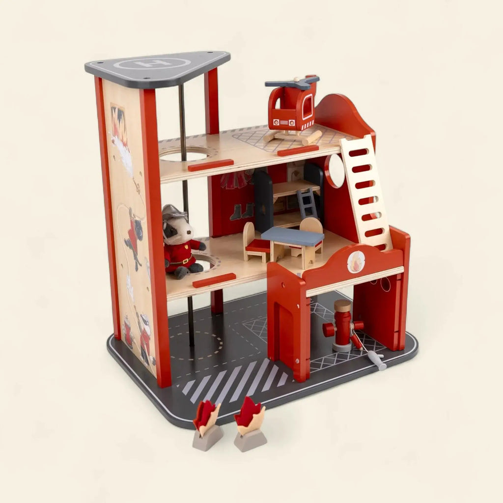 Caserne des pompiers en bois Egmont Toys avec hélicoptère rouge et toboggan sur plateforme