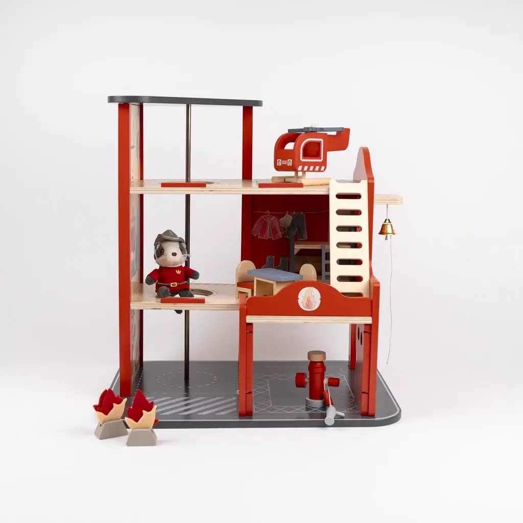 Caserne des pompiers en bois EGMONT TOYS par Citron Grenadine avec figurine et accessoires