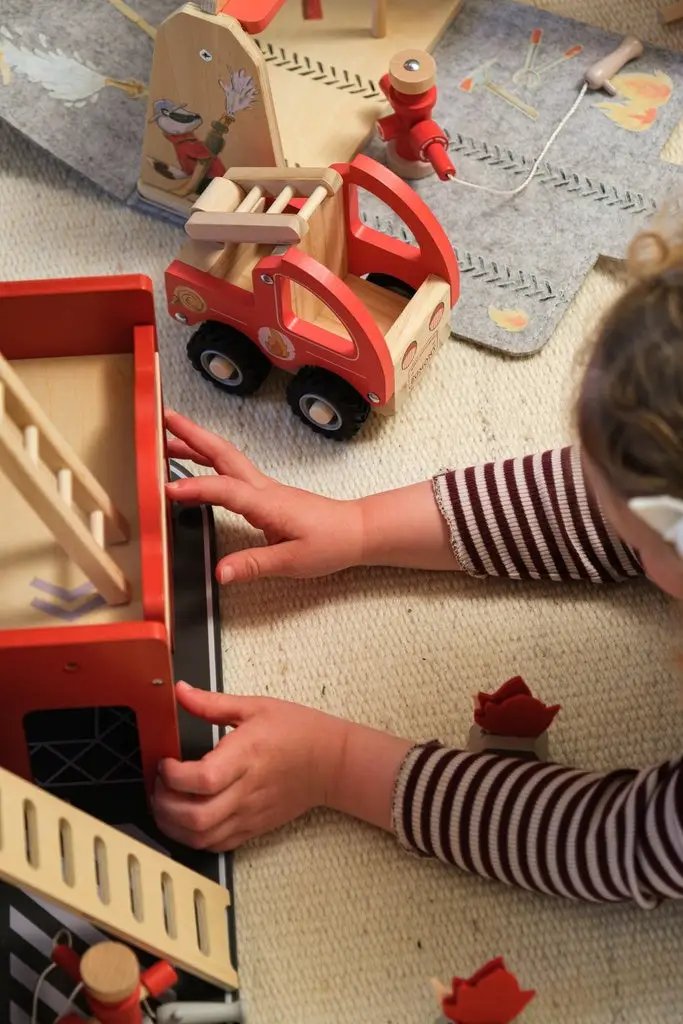 EGMONT TOYS caserne des pompiers en bois; camion rouge avec échelle et accessoires, enfant jouant dessus