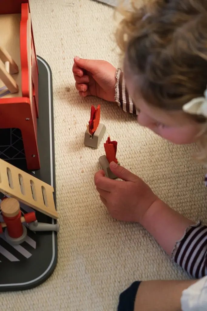 Caserne des pompiers en bois EGMONT TOYS; ensemble de jeu, pièces rouges et gris, enfant jouant