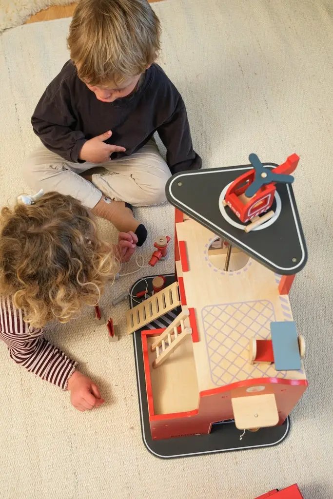 EGMONT TOYS caserne des pompiers en bois, ensemble de jeu de pompiers Citron Grenadine, rouge et naturel