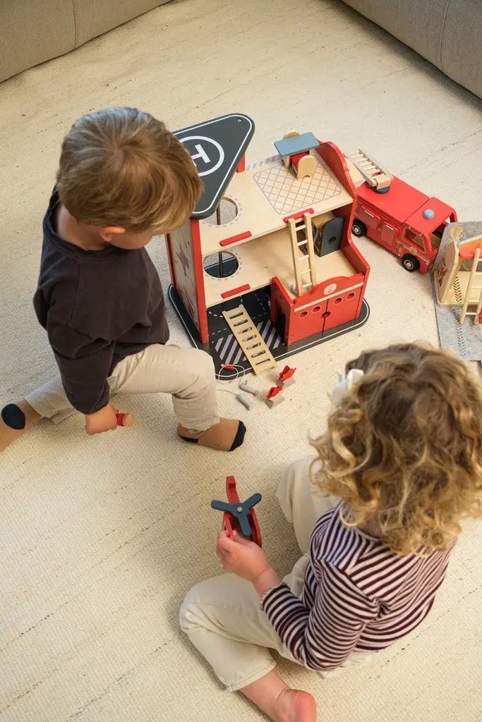 Caserne des pompiers en bois EGMONT TOYS avec camion rouge, ensemble de jeu de pompiers