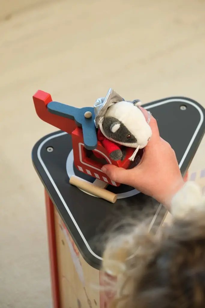 EGMONT TOYS caserne des pompiers, jeu en bois rouge et bleu avec panda en peluche