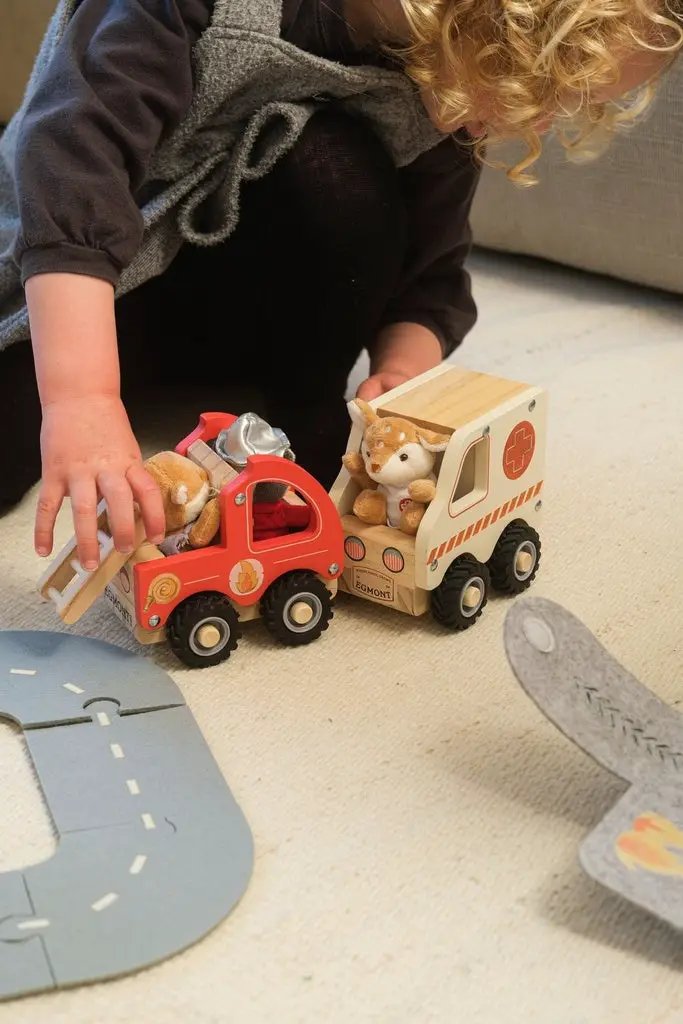 Ambulance et camion jouet en bois EGMONT TOYS par Citron Grenadine; 2 pièces pour enfants dès 18 mois