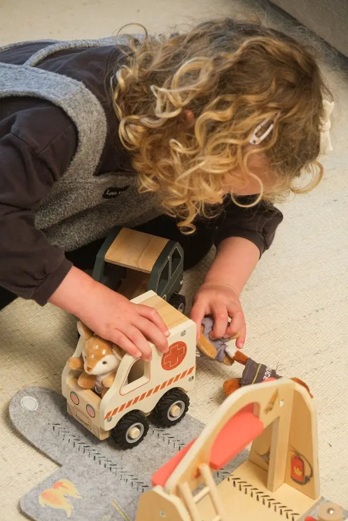 Ambulance en bois pour enfants +18 mois et véhicule de chantier jouet