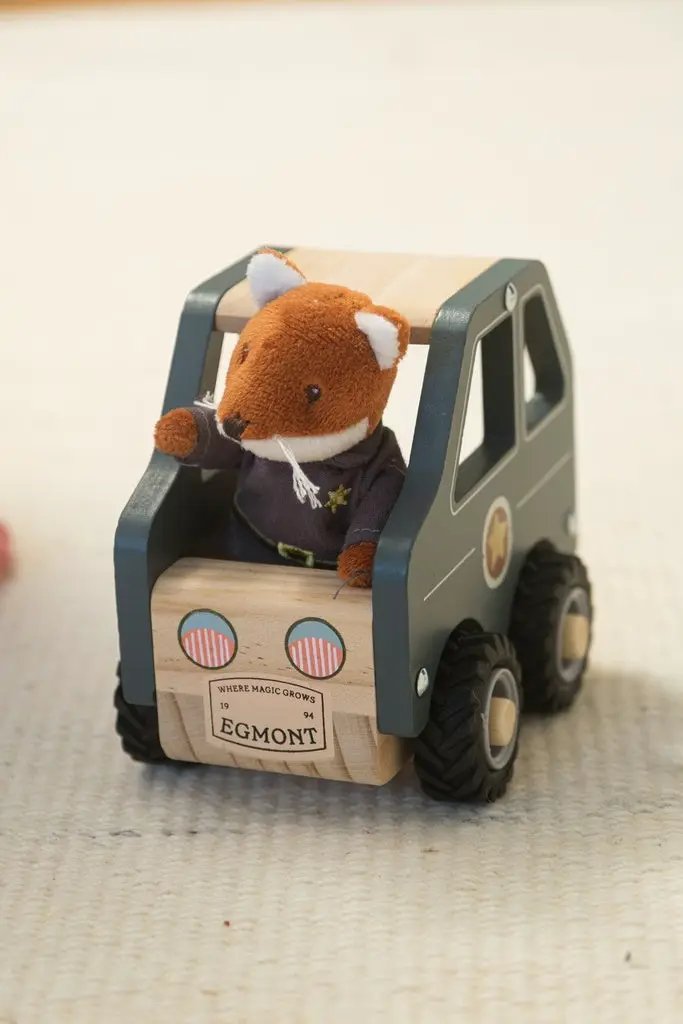 Voiture de police en bois EGMONT TOYS avec renard peluche dans l’habitacle, bleu-gris et bois naturel