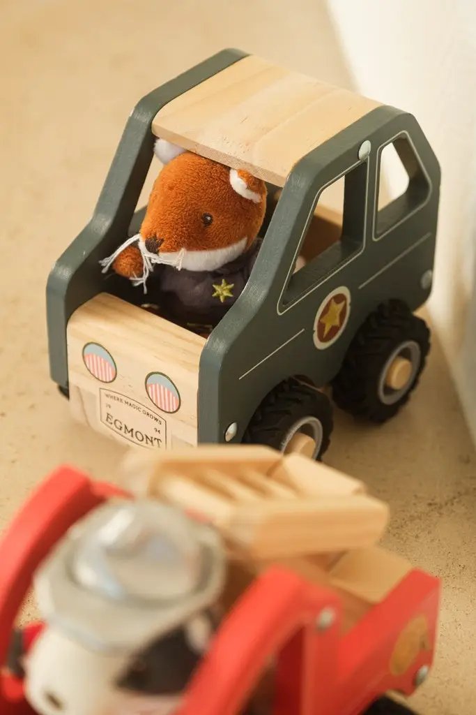 Voiture de police en bois EGMONT TOYS verte-gris avec toit en bois naturel, 2 véhicules en vue.