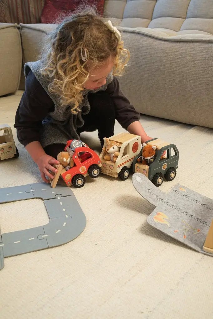 Quatre voitures en bois, dont une voiture de police rouge, Egmont Toys, pour enfants 18 mois+