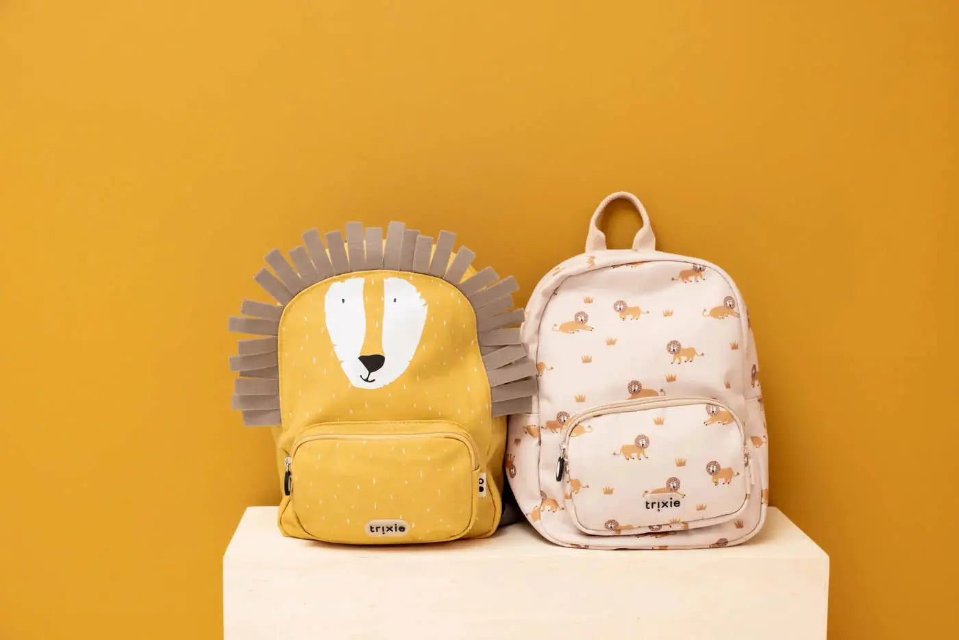 TRIXIE sacs à dos scolaires: 2 sacs jaunes lion à crinière grise et beige imprimé lion, logo Trixie visible