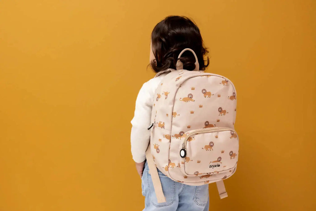 TRIXIE sac à dos scolaire beige avec motif lion, logo trixie visible