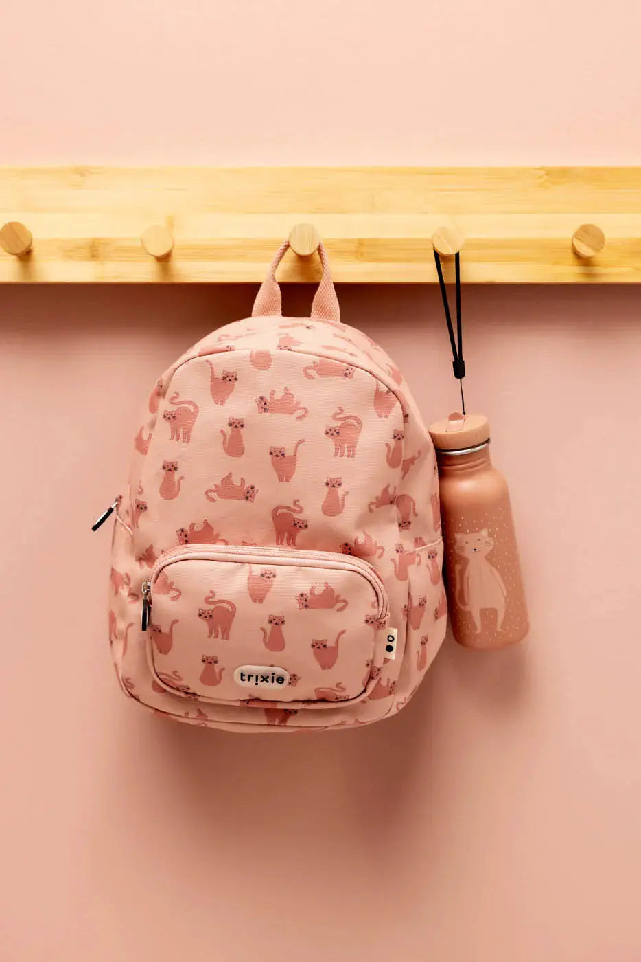 TRIXIE sac-à-dos pink cat-pattern backpack and matching pink water bottle.
