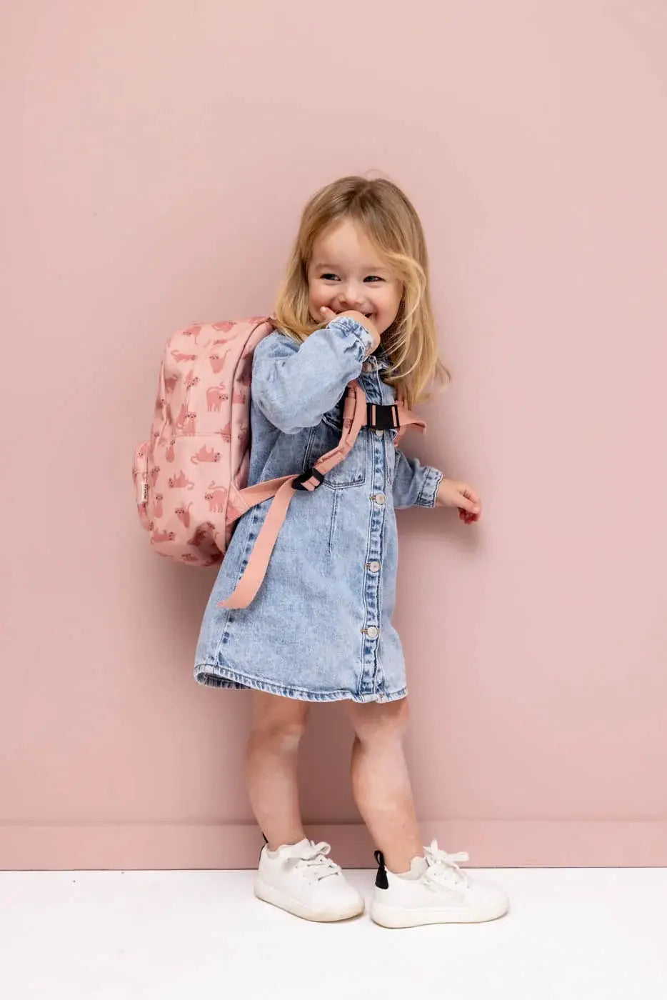 TRIXIE sac-à-dos scolaire rose à motif chat, Citron Grenadine, porté par une jeune fille en denim.