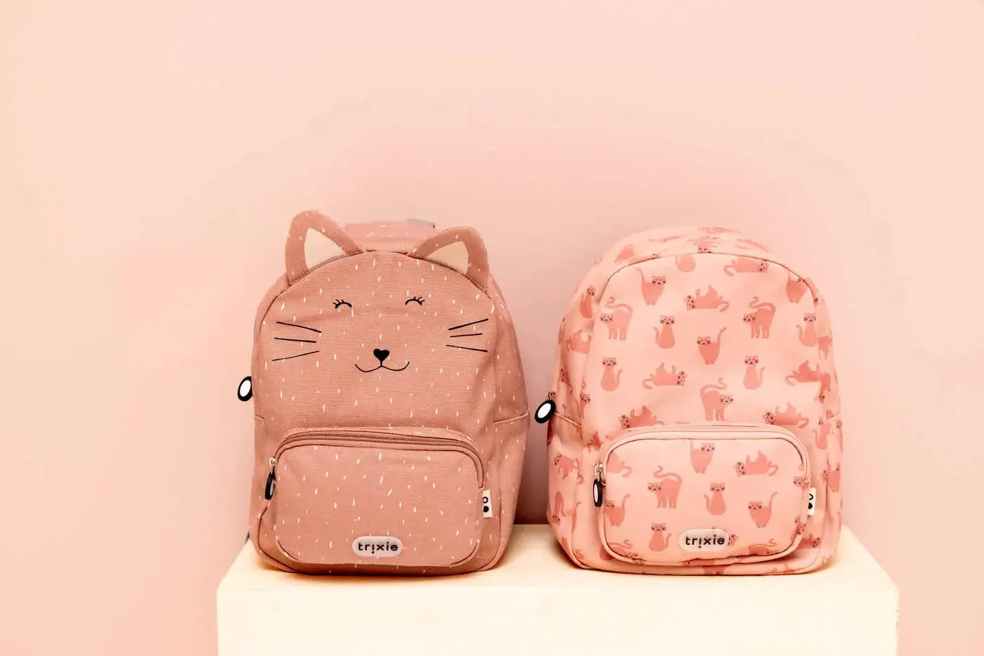 TRIXIE sac à dos charming cat, 2 sacs scolaires roses avec motifs chats et logo TRIXIE.
