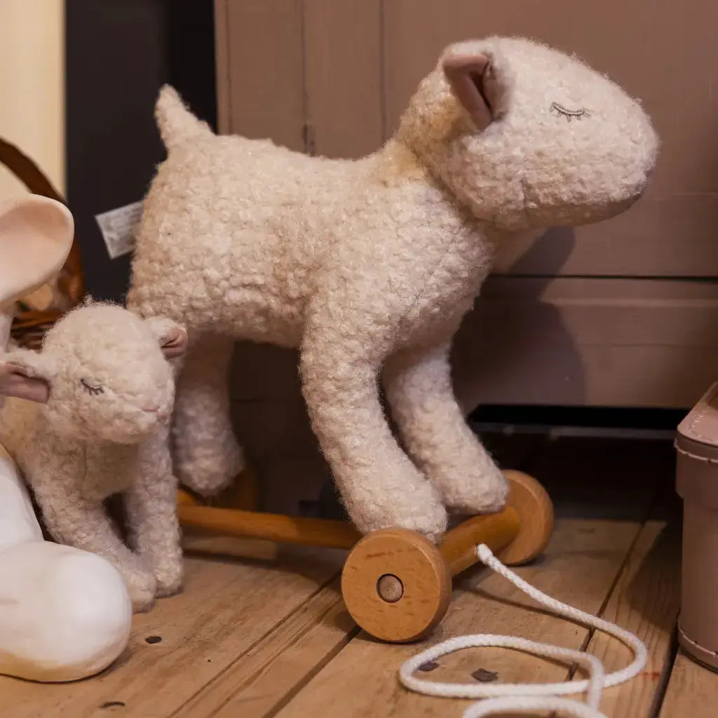 Deux moutons peluche à tirer Citron Grenadine sur chariot en bois avec roues et corde