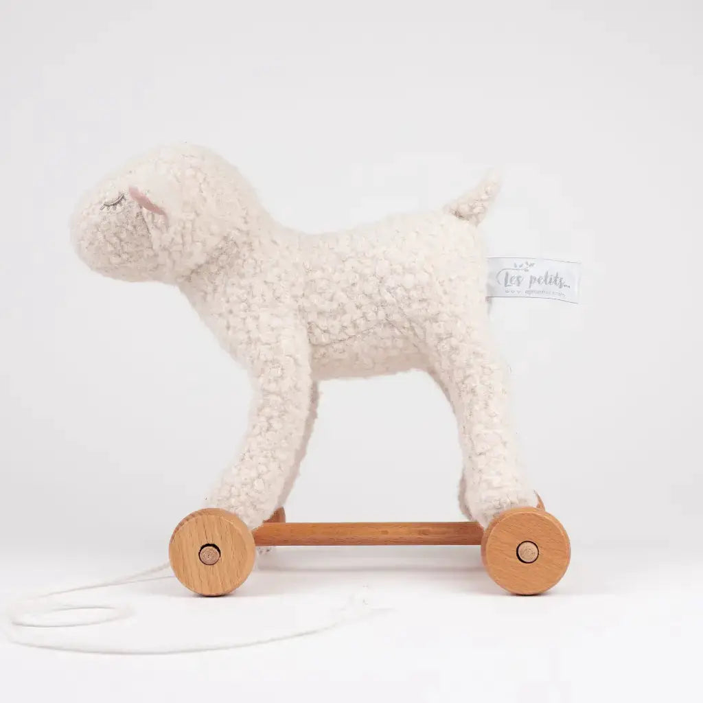 Jouet à tirer mouton en peluche crème sur châssis avec roues en bois, étiquette Les Petits